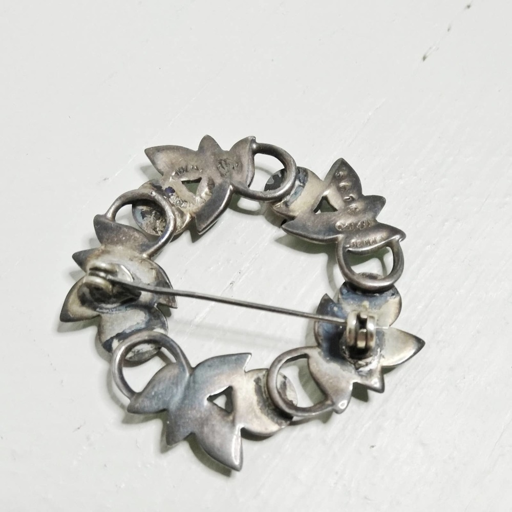 Lemon and leaves enamel circle pin. - Picture 2 of 2